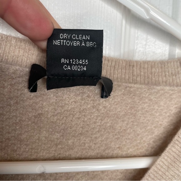Lord & Taylor 100% Cashmere Sweater V neck Pullover Comfy Cozy in Beige L - Picture 10 of 10